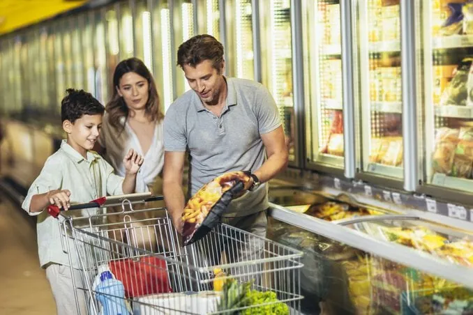 Einlaufen mit der Familie im Supermarkt 
