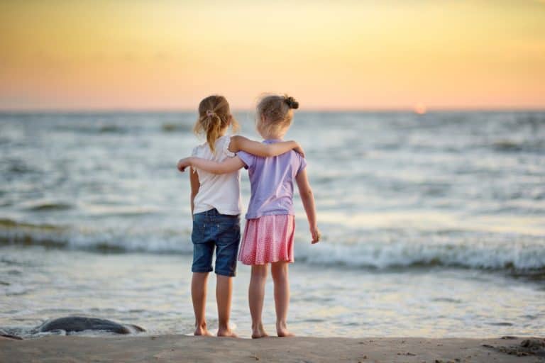 Kinder an der Ostsee