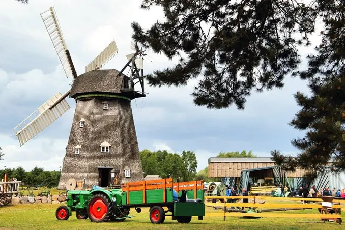 Windmühle und Treckergespann im Agroneum, Alt-Schwerin