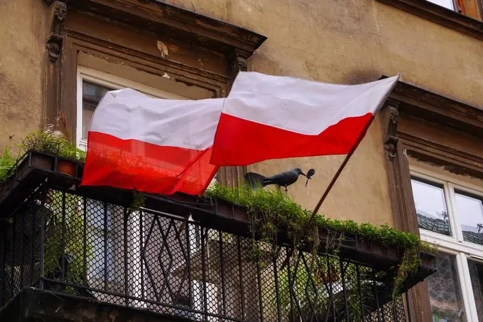 Polnische Flagge am Balkon in Polen
