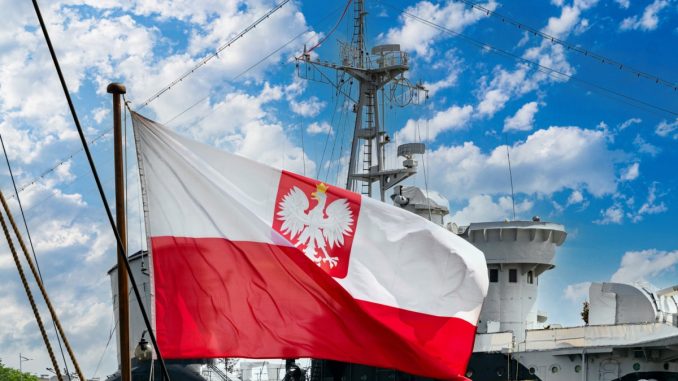Polnische Flagge an der Ostsee