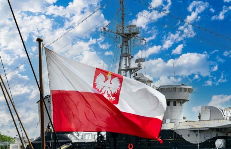 Polnische Flagge an der Ostsee