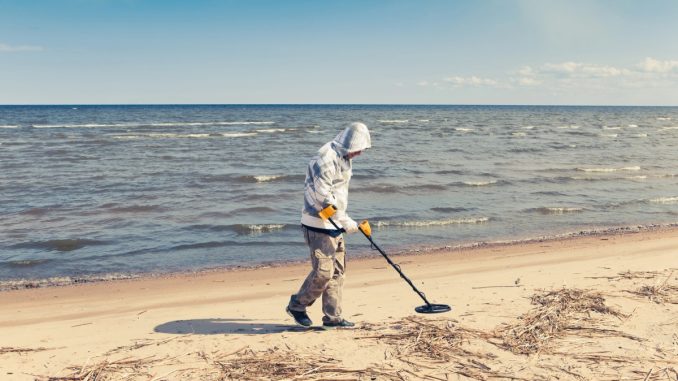 Metalldetektor am Strand