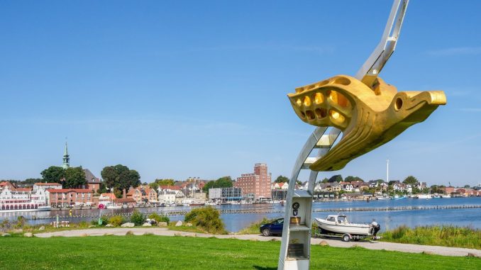Kappeln mit Galionsfigur der Gorch Fock Kappeln mit Galionsfigur der Gorch Fock