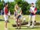 Urlauber spielen Minigolf