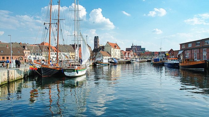 Wismar Alter Hafen Blick vom Alten Hafen zur Wismarer Altstadt