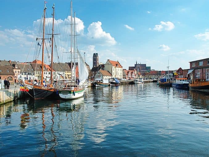 Blick vom Alten Hafen zur Wismarer Altstadt