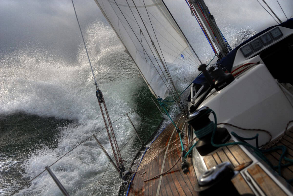 Segelyacht bei schlechten Wetter