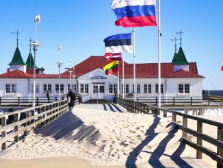 Seebrücke Ahlbeck (historisches Foto mit russischer Flagge)