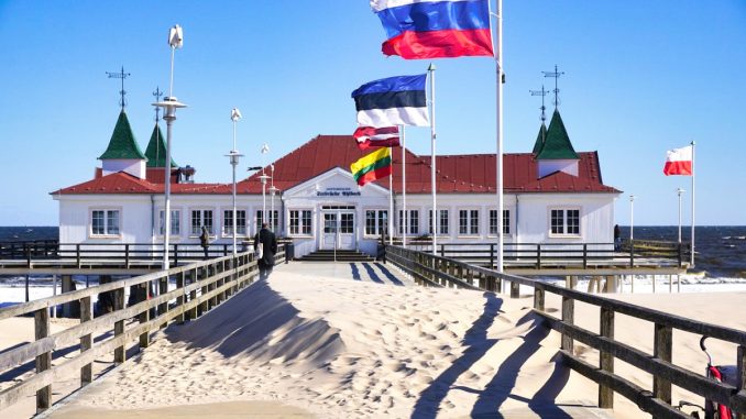 Seebrücke Ahlbeck (historisches Foto mit russischer Flagge)