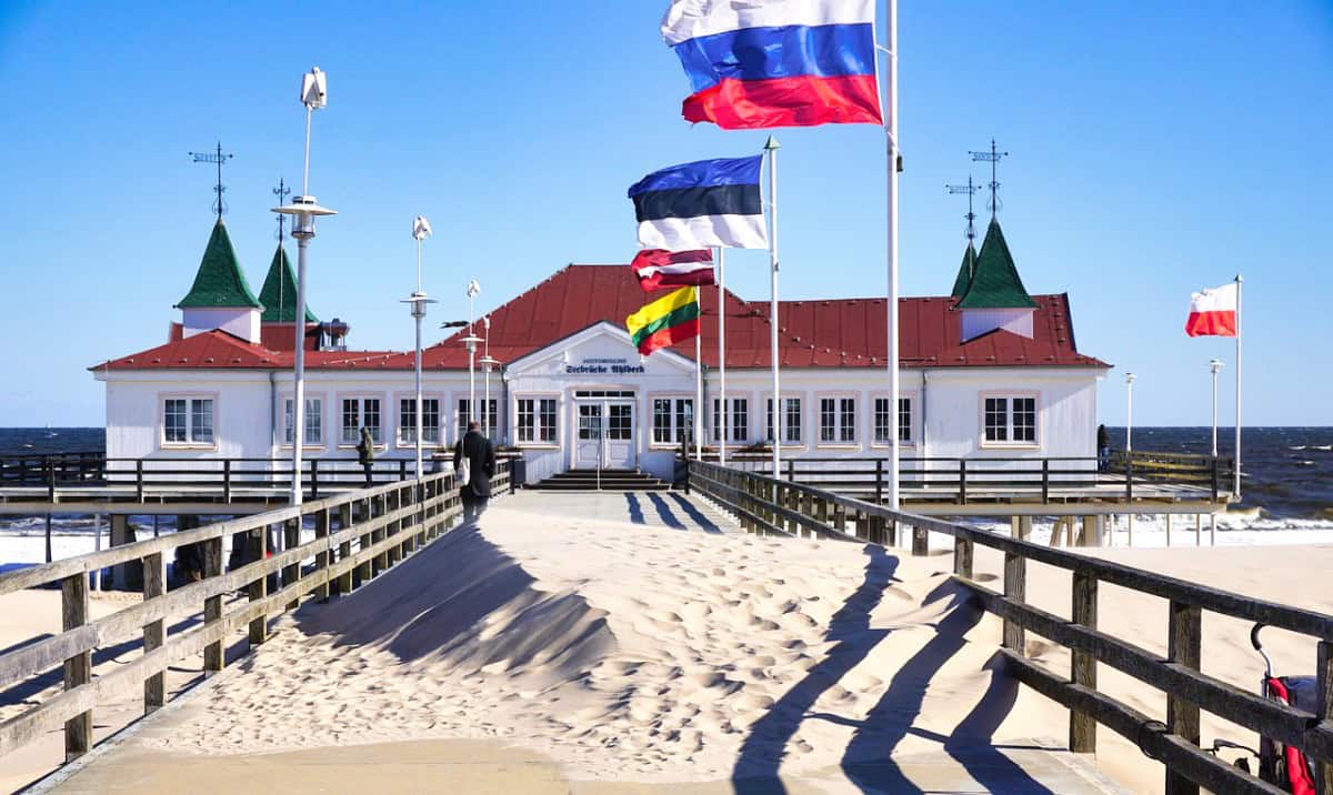 Seebrücke Ahlbeck (historisches Foto mit russischer Flagge)