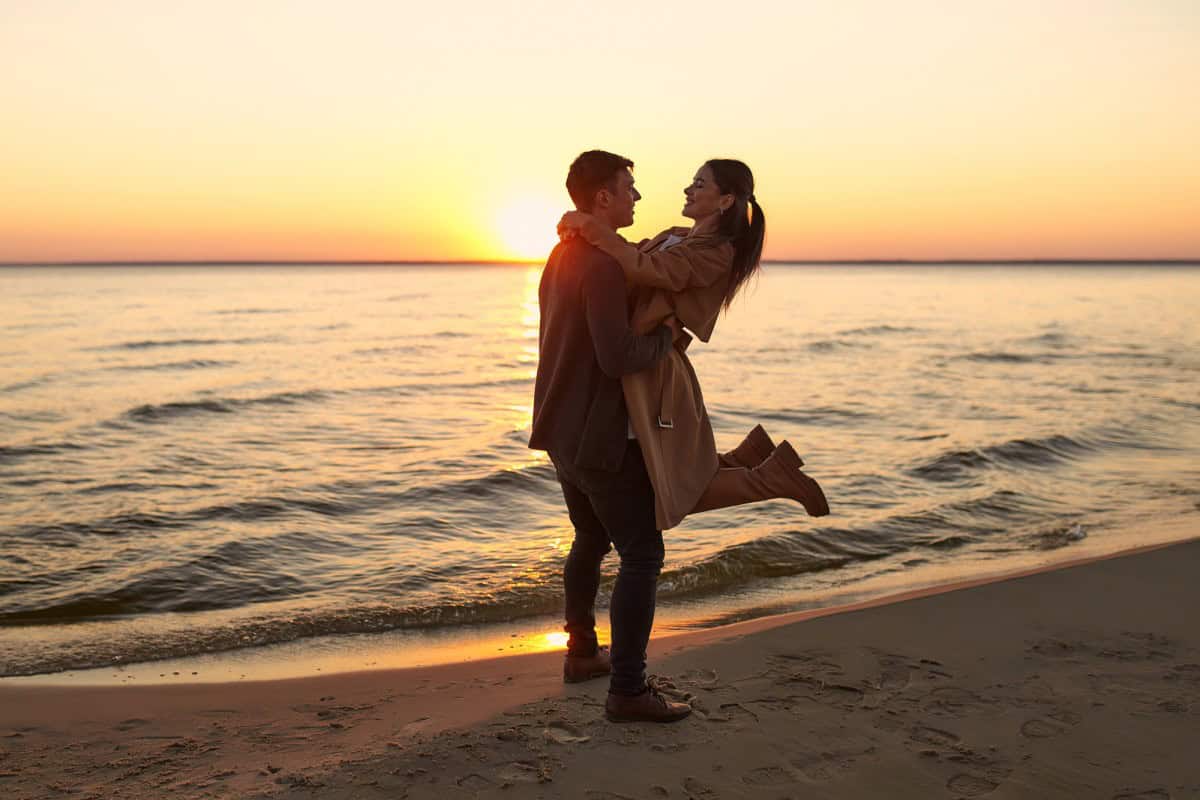 Wenn der Alltag zu viel wird: So finden Paare an der Ostsee neue Nähe und echte Entspannung Abendspaziergang Ostsee Sonnenuntergang