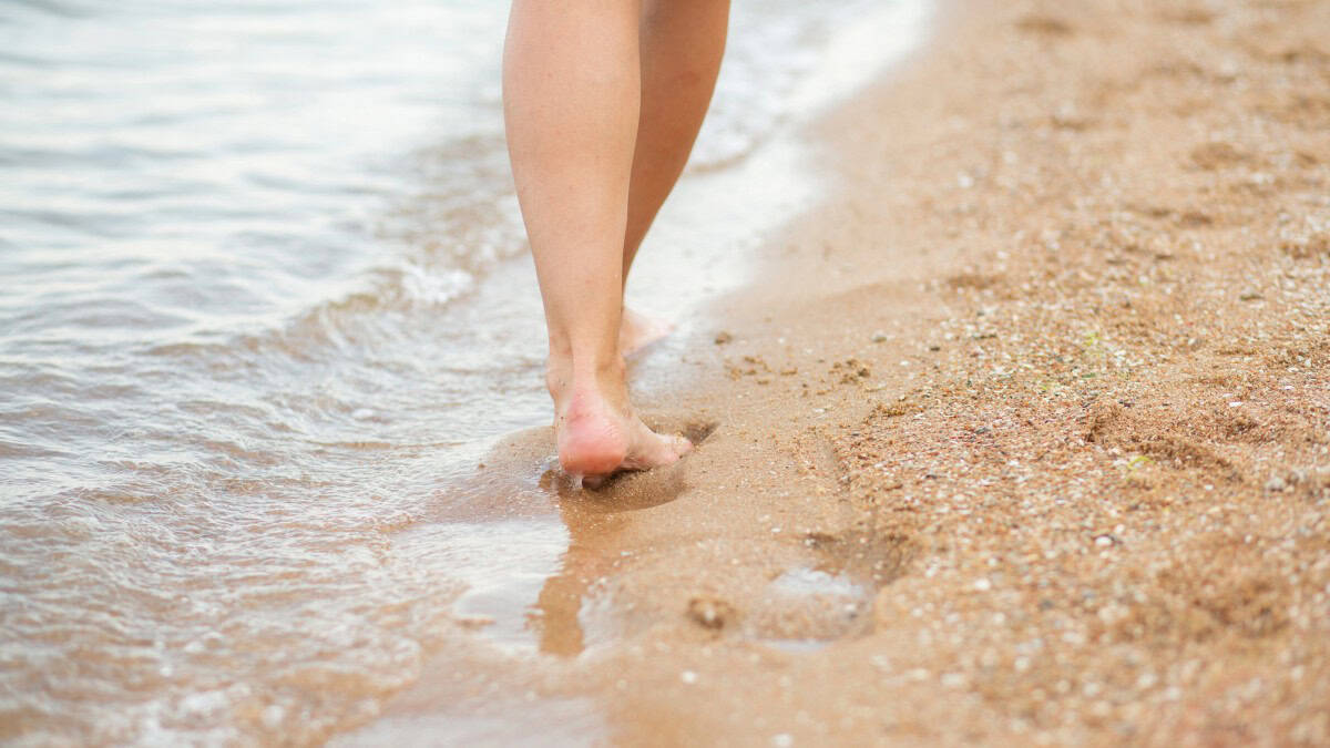 Entspannung neu entdecken: Wie Ostsee-Urlauber natürliche Wege gegen Stress finden Barfußlaufen Ostsee Strand