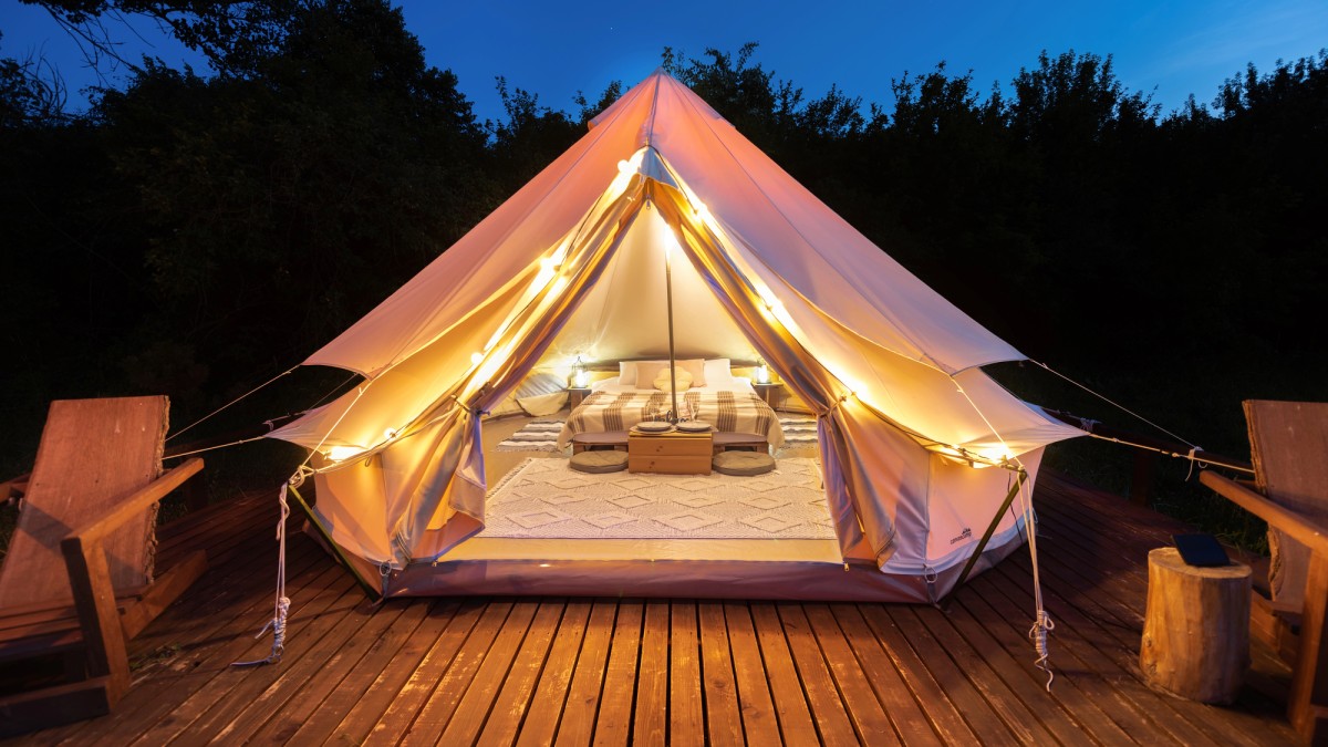 Beleuchtetes Zelt beim Glamping