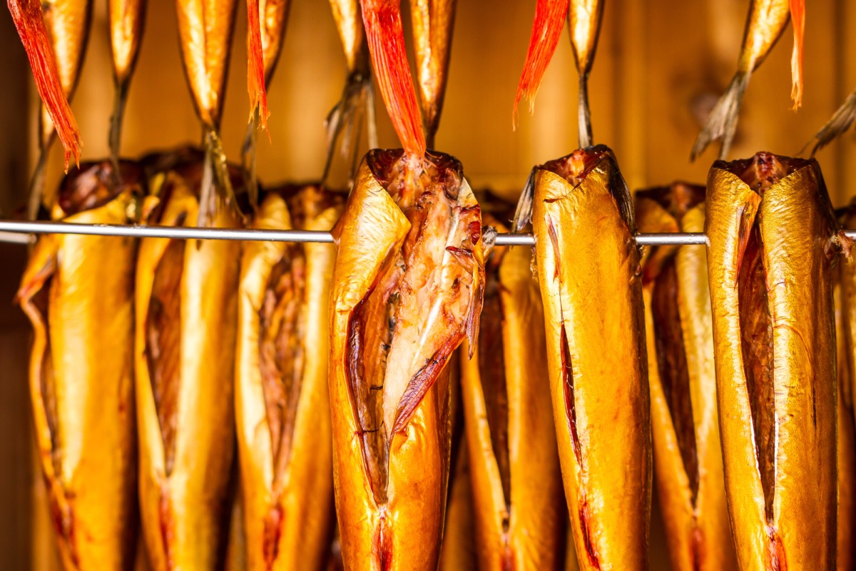 Frisch geräucherter Fisch an der Ostsee