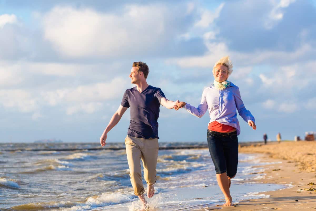 Spaziergang am Ostseestrand / ©Kzenon/depositphotos.com