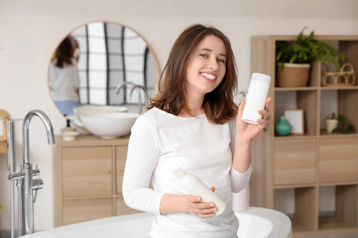 Wie moderne Formeln Geruch kontrollieren, ohne die Haut zu reizen Frau im Bad mit Deoroller