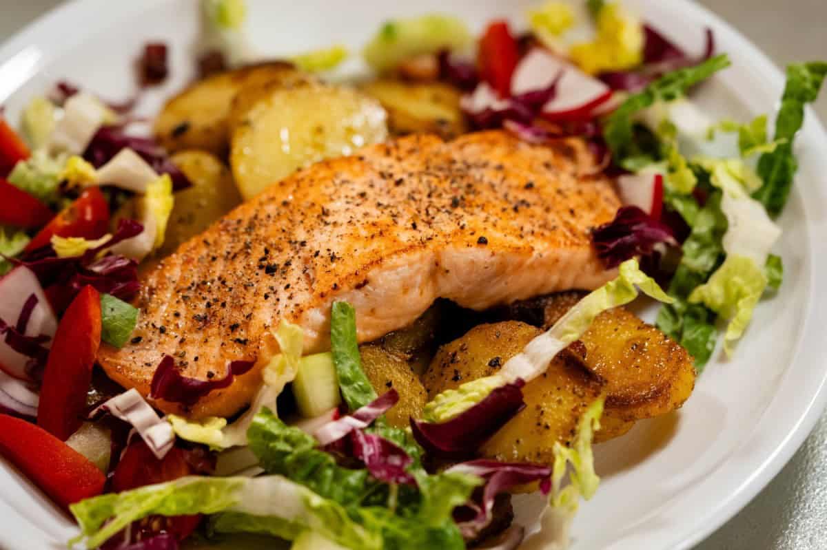 Kann ein verregneter Ostsee-Urlaub trotzdem erholsam sein? Fisch mit Bratkartoffeln