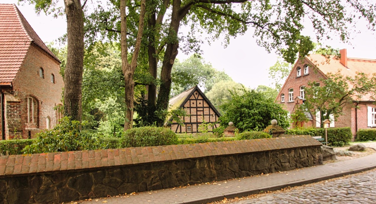 Auf den Spuren des Usedom-Krimis: Drehorte der beliebten ARD Serie Kirche und Pfarrhaus in Morgenitz