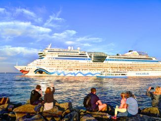 Ostsee Kreuzfahrtschiff in Warnemünde