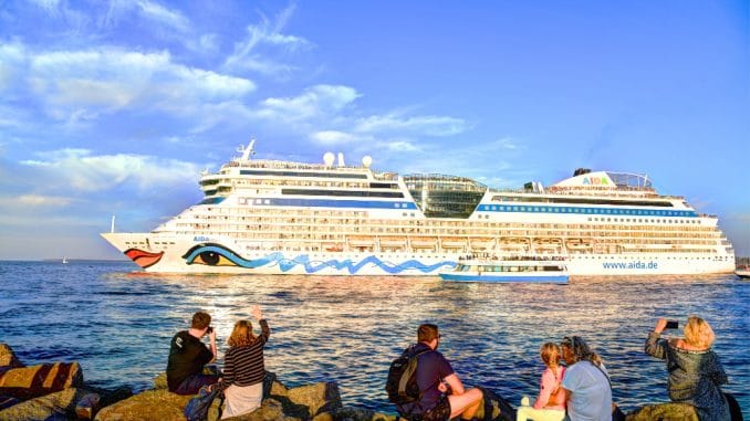 Ostsee Kreuzfahrtschiff in Warnemünde