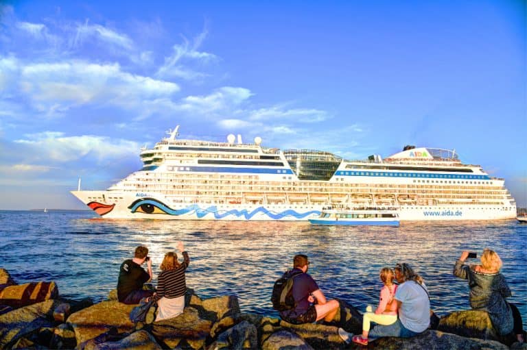 Diese drei Ostsee-Kreuzfahrten sollte jeder einmal erlebt haben Ostsee Kreuzfahrtschiff in Warnemünde
