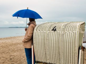 Strandkorb im Regen