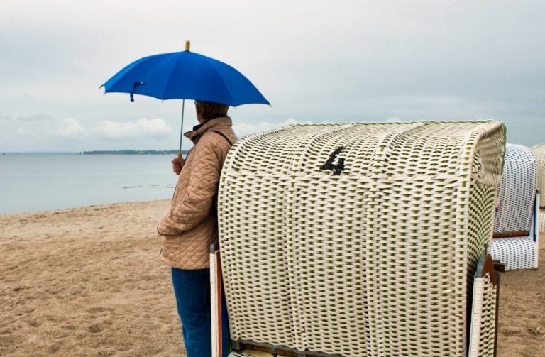 Kann ein verregneter Ostsee-Urlaub trotzdem erholsam sein? Strandkorb im Regen