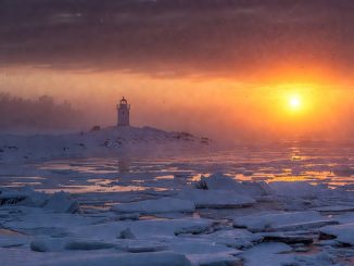 Ostsee im Winter mit Leuchtturm