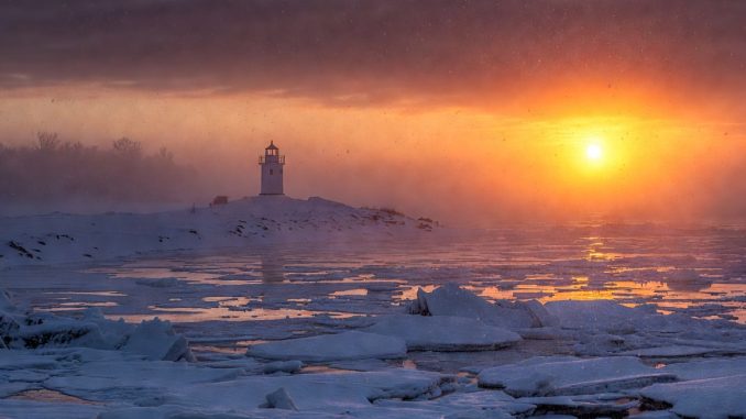 Ostsee im Winter mit Leuchtturm