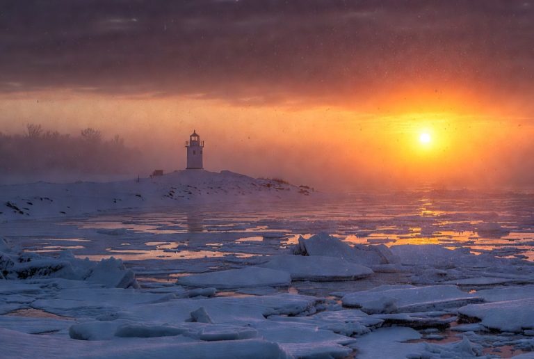Ostsee im Winter mit Leuchtturm