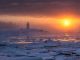 Ostsee im Winter mit Leuchtturm