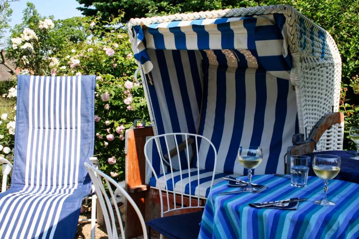 DERKORB – Premium-Strandkörbe mit Ostsee-Flair Strandkorb blau-weiss im Garten