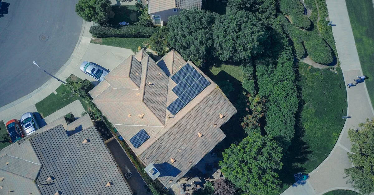 Photovoltaikanlage im Norden: Lohnt sich Solar an der Küste wirklich? Batteriespeicher für Solarstrom im Eigenheim