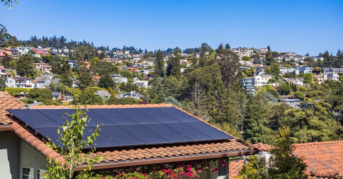 Photovoltaikanlage im Norden: Lohnt sich Solar an der Küste wirklich? Photovoltaikanlage auf einem Hausdach an der Ostseeküste